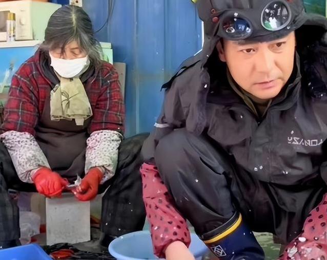 “军旅一哥”街边卖鱼，事业低谷陪妈摆摊，真孝顺还是另有隐情？