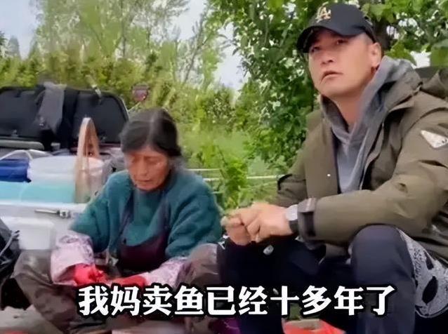 “军旅一哥”街边卖鱼，事业低谷陪妈摆摊，真孝顺还是另有隐情？