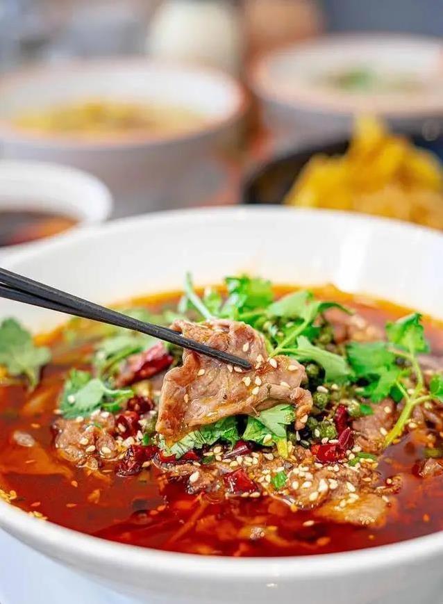 家常水煮牛肉秒杀馆子，3步做出麻辣嫩滑，谁吃都夸香