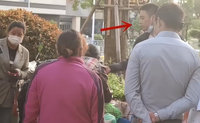 “军旅一哥”街边卖鱼，事业低谷陪妈摆摊，真孝顺还是另有隐情？