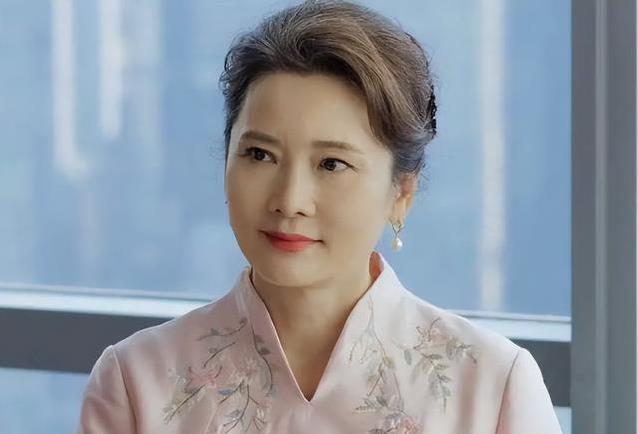 童年母亲抛弃她，父亲终身不娶护她，她凭啥成越剧天后？