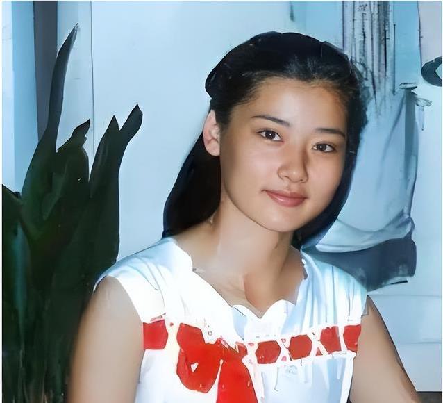 童年母亲抛弃她，父亲终身不娶护她，她凭啥成越剧天后？