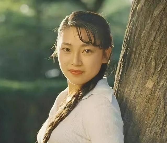 她被李连杰抛弃住地下室十年，却凭一技之长翻身成赢家