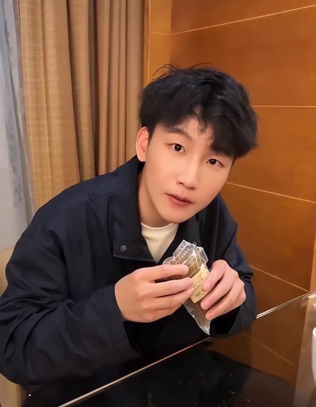 刘筱亭vlog帅翻全网,潮造型秒杀小鲜肉,粉丝评论炸了锅?