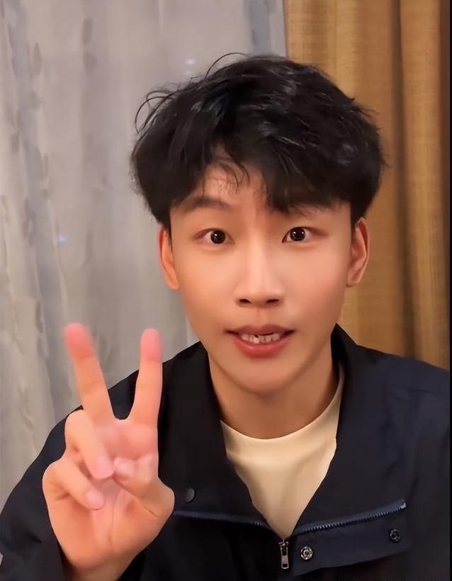 刘筱亭vlog帅翻全网,潮造型秒杀小鲜肉,粉丝评论炸了锅?