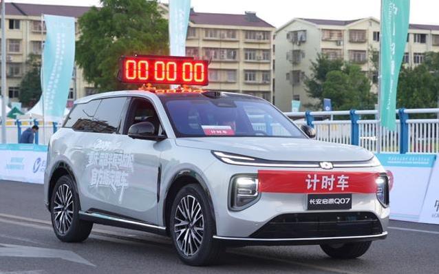 跑完半马累瘫了，长安Q07变身按摩舱，吃着卤鹅满血复活？