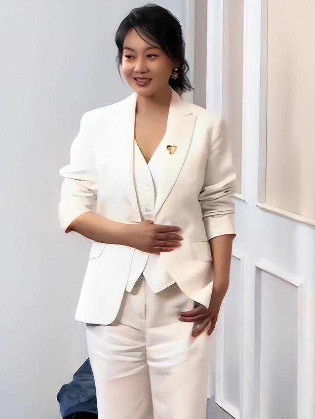 54岁闫妮逆袭成女神,离婚18年敢爱敢恨,她咋活得这么潇洒?