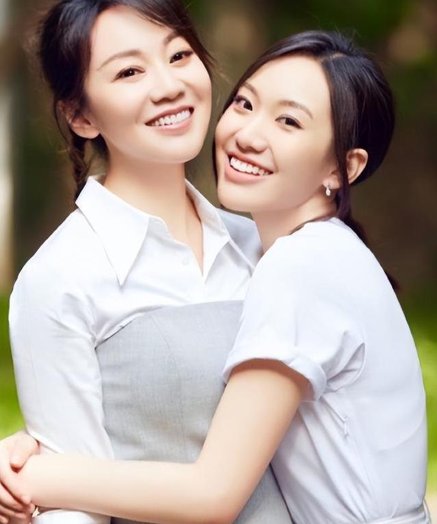 54岁闫妮逆袭成女神,离婚18年敢爱敢恨,她咋活得这么潇洒?