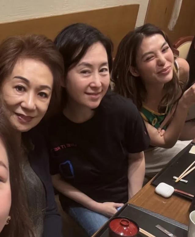 62岁何超琼夜聚干女儿，餐厅笑声不断，礼物T恤让她笑开花？