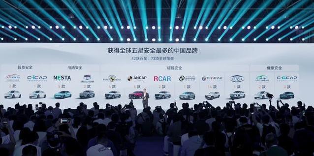 搅拌车压扁奇瑞轿车，司机却刷朋友圈，秘密在哪？