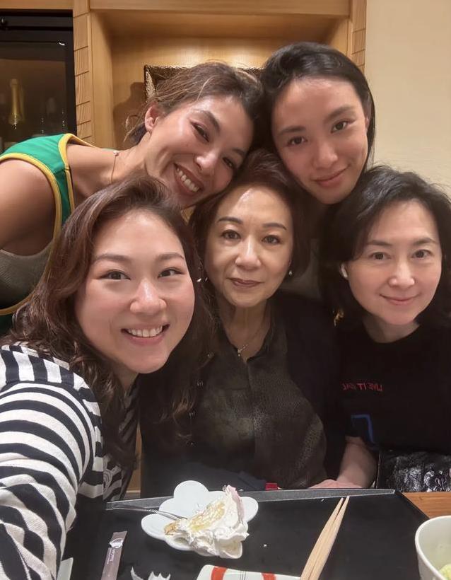 62岁何超琼夜聚干女儿，餐厅笑声不断，礼物T恤让她笑开花？