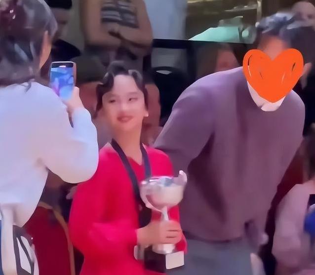孙俪缺席研讨会陪女儿夺冠，伦敦旧地重游，她的人生赢家秘诀？