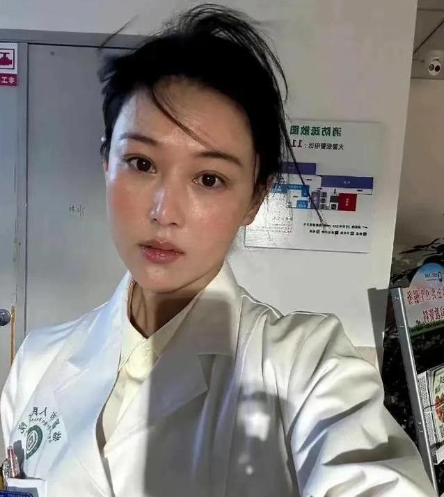 张馨予素颜照流出，肤色暗黄毛孔清晰，网友惊呼不像一人？