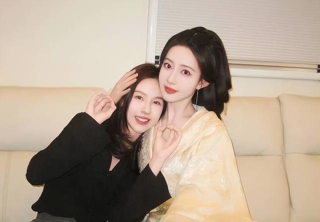 陈都灵探班孟子义肩贴肩，默契比心笑翻全网，谁说娱乐圈无真情？