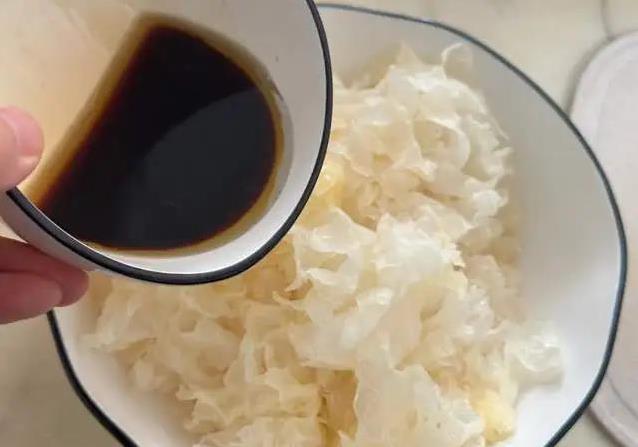 夏天热到没胃口？一盘凉拌银耳清爽解暑，5分钟学会
