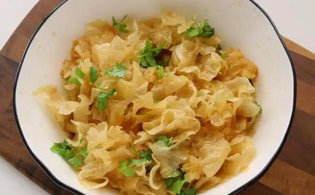 夏天热到没胃口？一盘凉拌银耳清爽解暑，5分钟学会