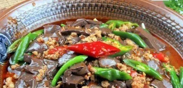 鸭血滑嫩炒出香，茴香鸡蛋简单做，10分钟上桌全家夸