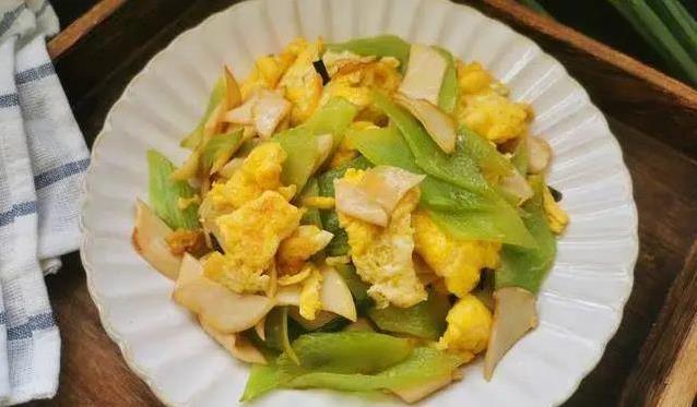 炒鸡蛋别只认韭菜，这两菜鲜嫩又营养，健康翻倍你试过吗？