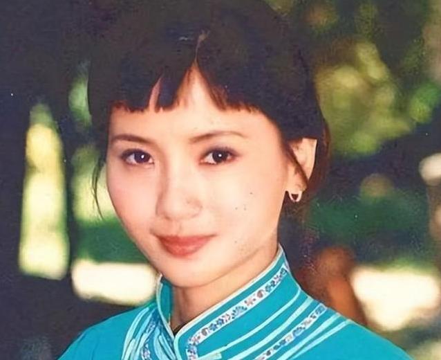 12岁逆母意追梦，30岁主动演妈妈，59岁她却成荧幕常青树