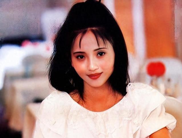 12岁逆母意追梦，30岁主动演妈妈，59岁她却成荧幕常青树