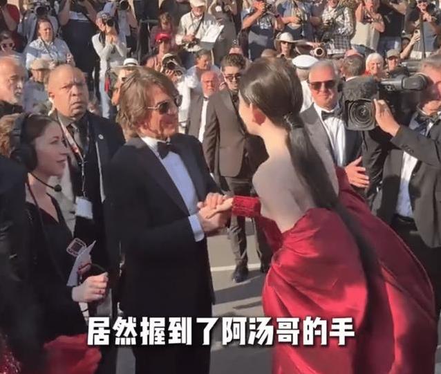 赵樱子戛纳红毯惊艳全场，网友却吵翻天：她凭啥？