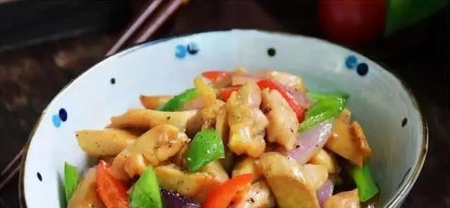 鸡胸肉秒变下饭神器，蚝油青椒鸡柳香到爆，学会后家人抢着吃