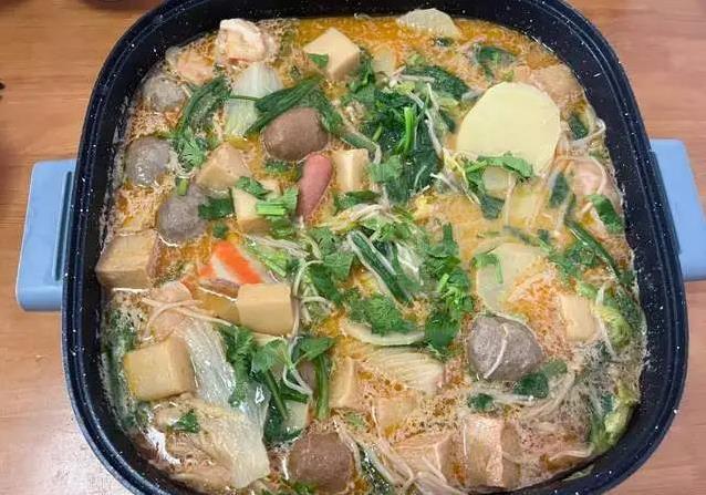 菜园鲜菜做麻辣汤，50块喂饱一家六口，网友看了全馋哭