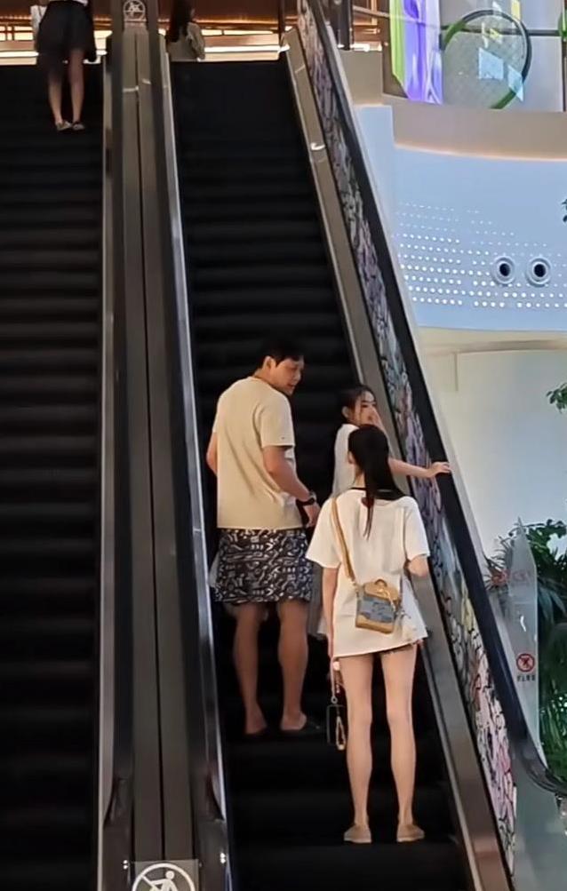 范志毅55岁生活甜如蜜，三婚老婆美若姐妹，8岁女儿颜值爆表？