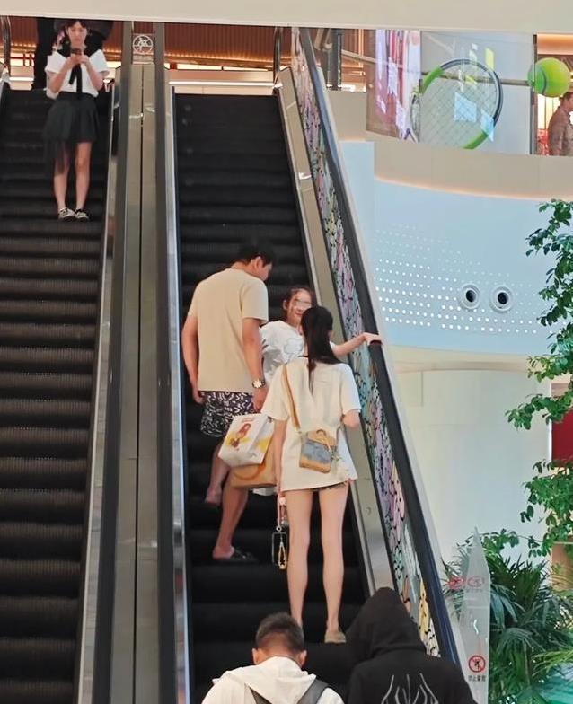 范志毅55岁生活甜如蜜，三婚老婆美若姐妹，8岁女儿颜值爆表？