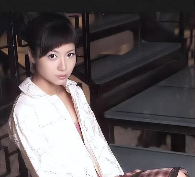 上海女孩爆红主持圈，家庭事业双丰收，背后秘密让人好奇？