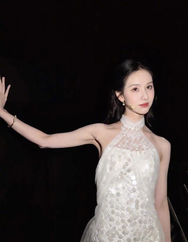 陈都灵活动惊艳全场，生图却显疲态，粉丝急喊真相？