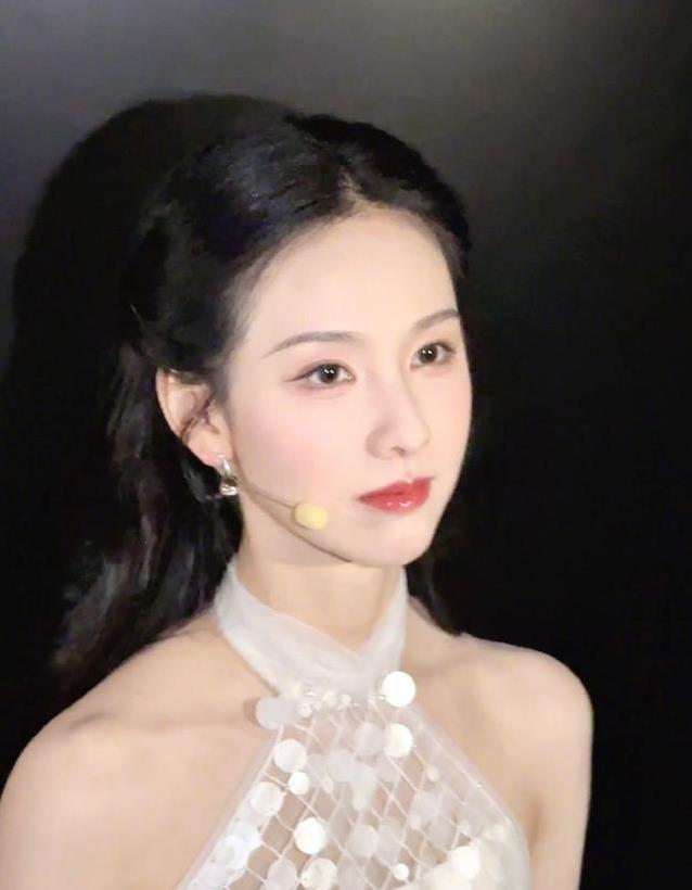 陈都灵活动惊艳全场，生图却显疲态，粉丝急喊真相？