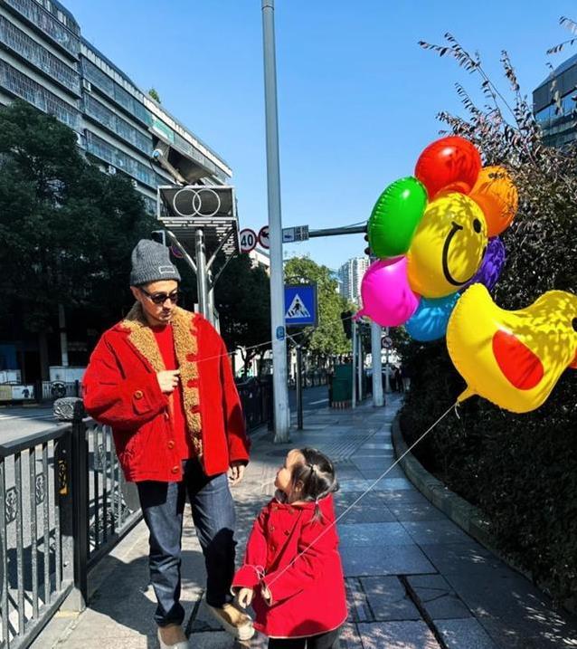 王传君背粉色书包陪女儿，齐溪产后身材变化大，却赢得满屏祝福