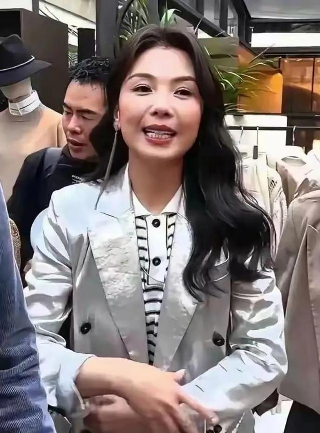 刘涛素颜照刷屏：卸妆后惊变邻家妹，真美还是假美？