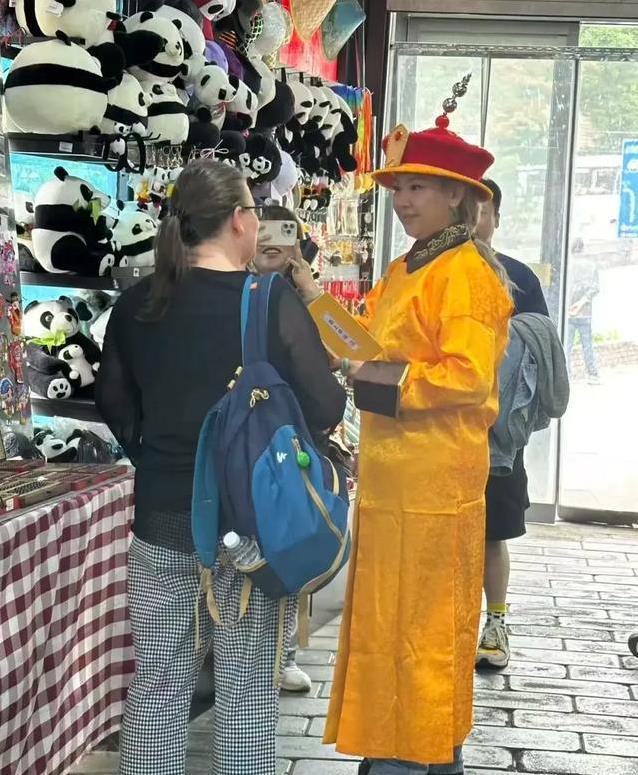郑欣宜汉服馆惊艳亮相，皇帝装秒变霸气，她却笑得像个孩子？