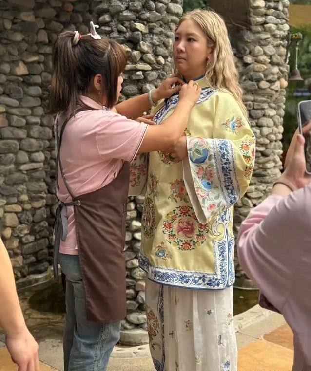 郑欣宜汉服馆惊艳亮相，皇帝装秒变霸气，她却笑得像个孩子？