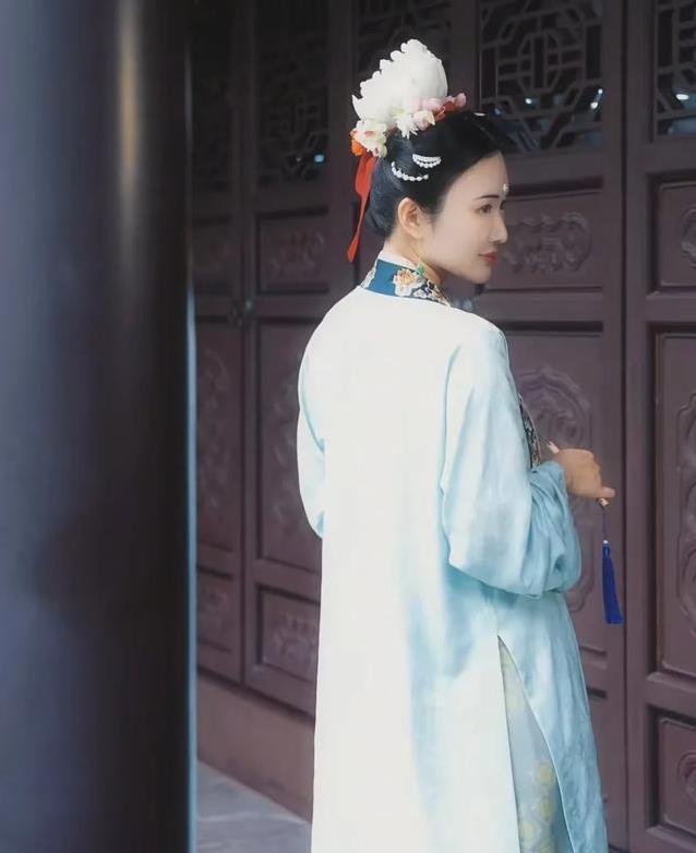 张纪中携43岁妻子拍国风大片，杜星霖未修图变化大，真情却更动人