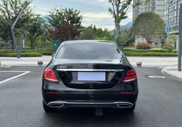 9万公里奔驰E300L仅21万，豪华座驾真香，你敢入手吗？