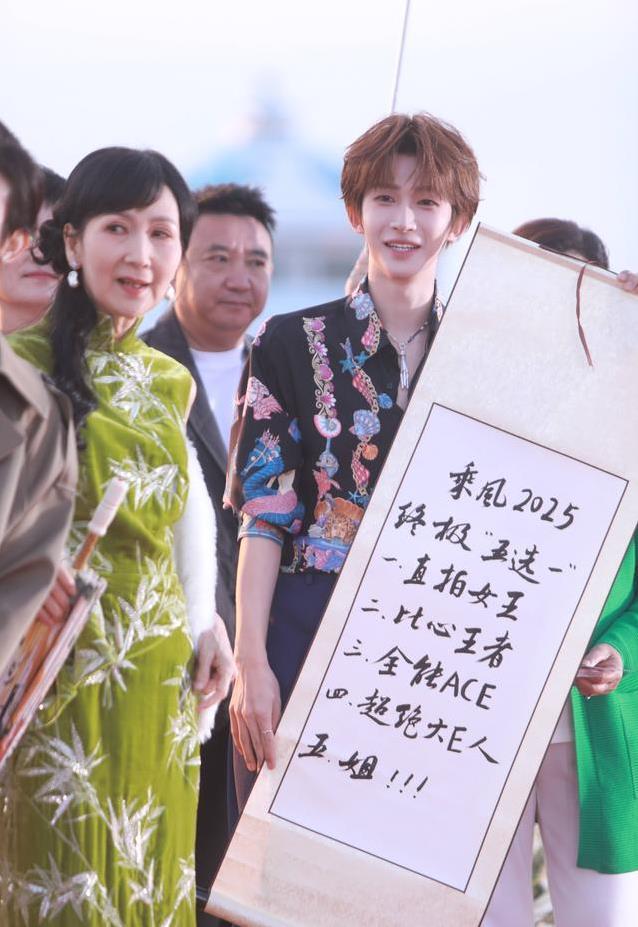 乘风2025红毯星光闪耀，赵雅芝惊艳全场，谁造型更抢眼？