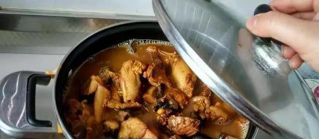 鸡肉直接下锅炖又腥又柴？3个小技巧，香菇鸡汤鲜到爆！