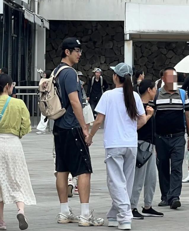 金莎42岁恋小18岁男友，甜蜜逛澳门街头，爱情让她重回20岁？