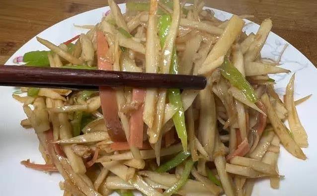 10分钟炒出脆爽藕丝，青椒火腿肠一配，家常菜变大厨味？
