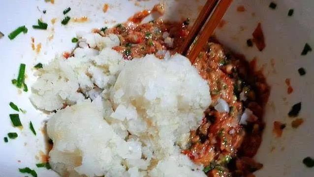 白萝卜饺子馅怎么做？焯水清爽却损营养，盐渍更香吗？