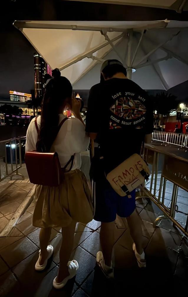 金莎42岁恋小18岁男友，甜蜜逛澳门街头，爱情让她重回20岁？