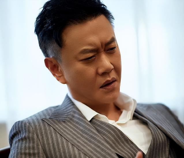 19年跑龙套没人识，啃甘蔗演反派，他凭啥56岁爆红？