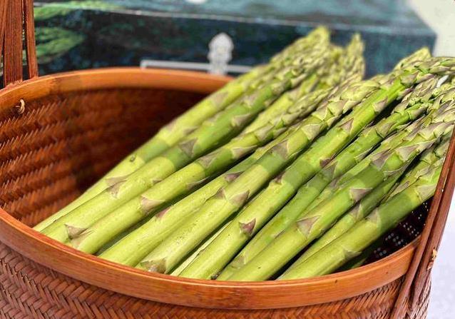 菠菜吃出大问题？她清淡饮食却疼到鞋穿不上，医生揭秘真相