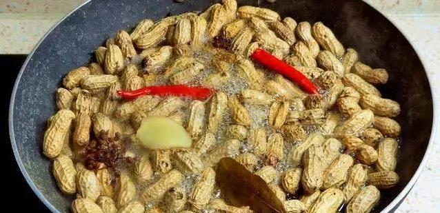 水煮花生总不香？3个小技巧搞定，软糯入味全家抢着吃