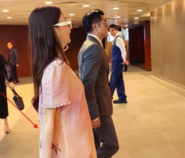 方媛孕肚藏不住了！高跟鞋惊艳马场，网友急了？