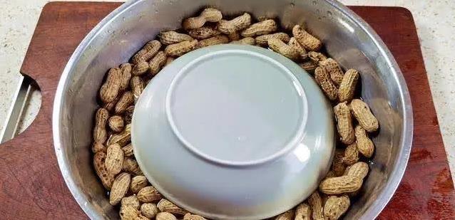 水煮花生总不香？3个小技巧搞定，软糯入味全家抢着吃