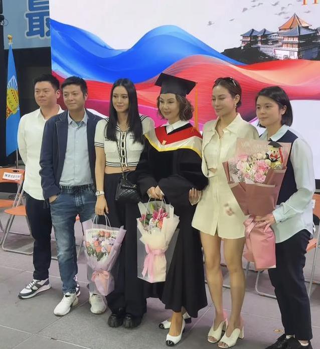 68岁谢玲玲获博士学位，5子女齐捧场，女儿美炸儿子却普通
